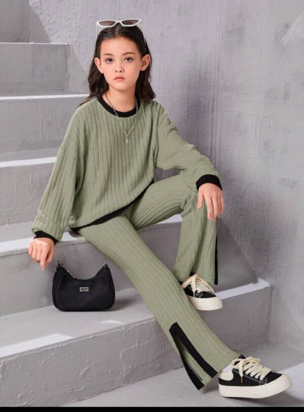 طقم بنطلون واسع وقميص بأكمام طويلة